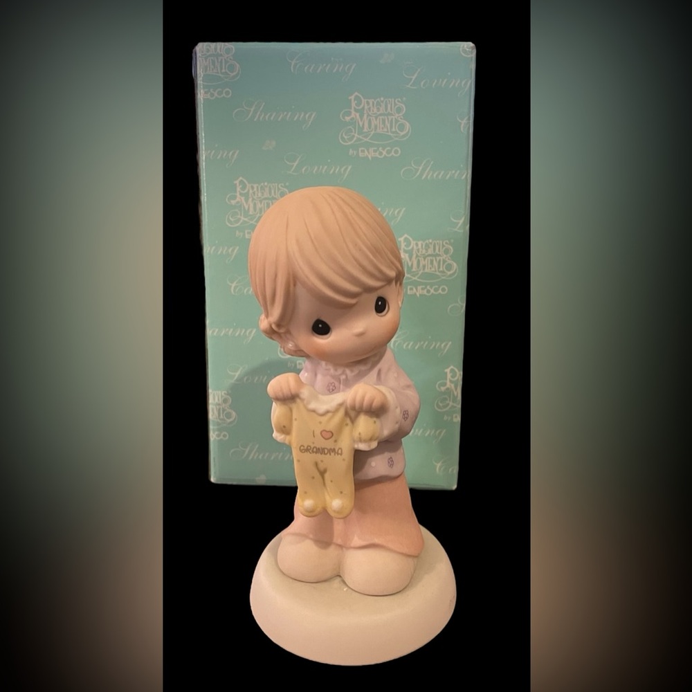 Precious Moments Figurine “A Grandma’s Love Is One Size Fits All” - Picture 8 of 10